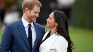 Harry giacca blu e Meghan giacca bianca