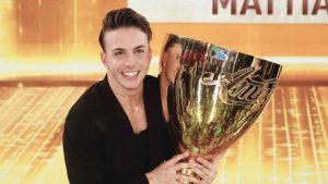 Mattia Zenzola coppa della vittoria di Amici