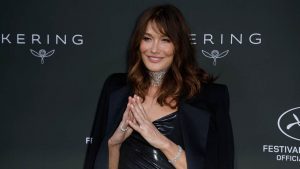 Carla Bruni tailleur nero sulle spalle