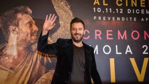 Cesare Cremonini saluta i fan