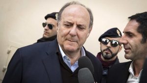 Gerry Scotti espressione preoccupata