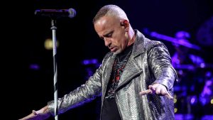 Eros Ramazzotti chiodo argentato