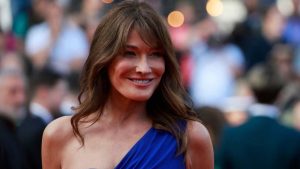 Carla Bruni abito monospalla blu