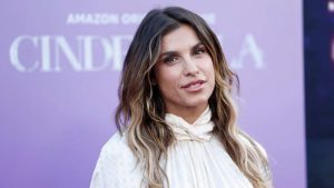 Elisabetta Canalis vestito bianco collo alto