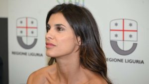 Elisabetta Canalis capelli scuri primo piano