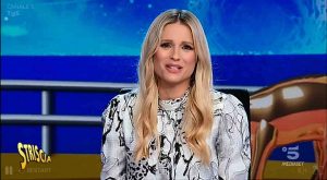 Michelle Hunziker camicia bianca fantasia