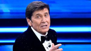 Gianni Morandi sguardo preoccupato