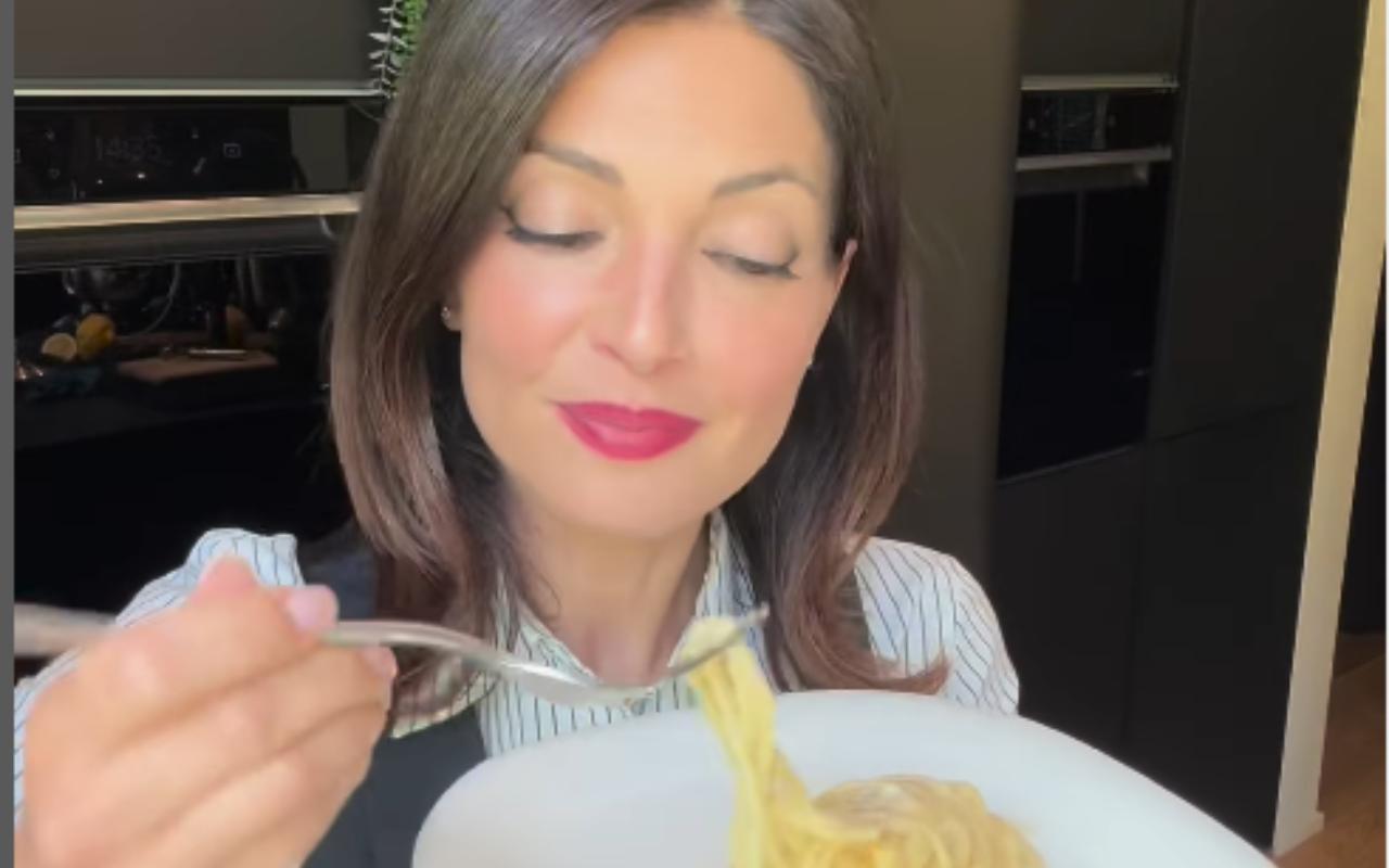 Alessia Mancini assaggia un piatto di spaghetti