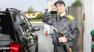 Benzinaio al lavoro, quanto guadagna