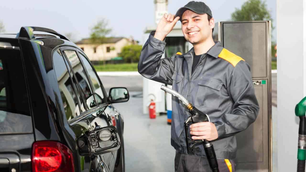 Benzinaio al lavoro, quanto guadagna