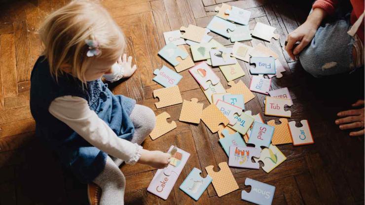 Bambini giocano sul pavimento in parquet