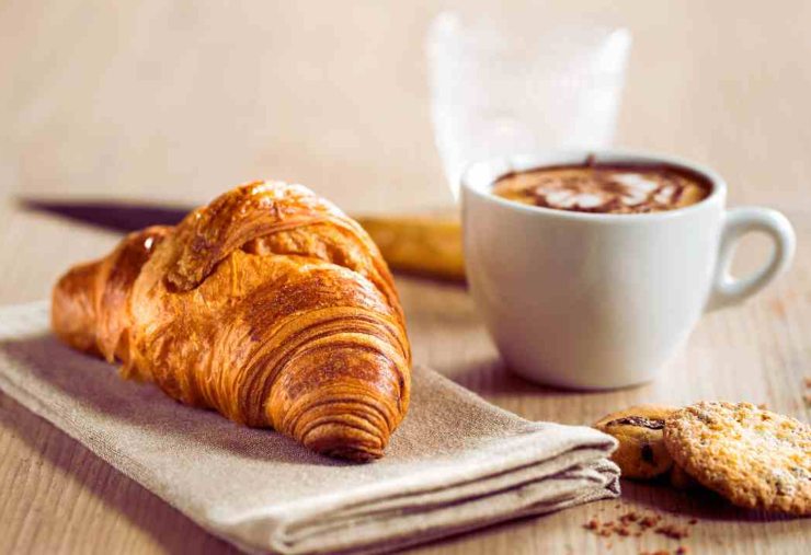 Cornetto e caffè, colazione italiana