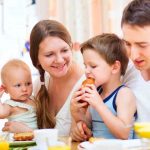 Famiglia a colazione