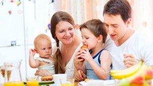 Famiglia a colazione