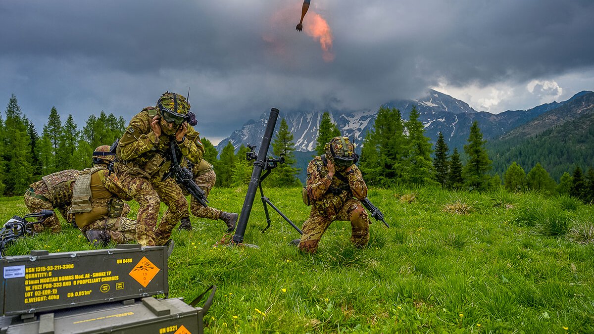 Esercitazione alpini in Carnia, torretta spara tre colpi su blindato