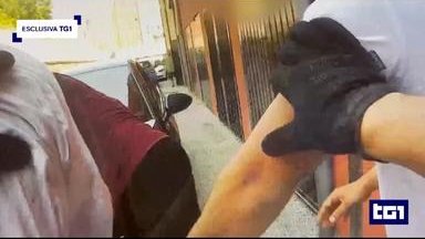 Bodycam Tg1 rivela contatto tra Fakir e altra persona durante intervento