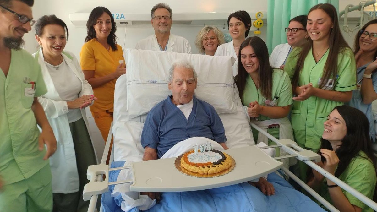 Ernesto compie 108 anni e festeggia in ospedale: “Voglio ringraziarvi