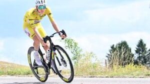 Tadej Pogacar in azione durante una tappa del Tour de France