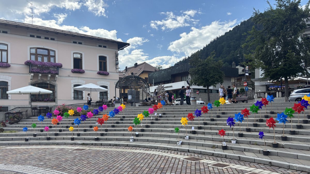 Torna BoraMata a Tarvisio: spettacolo di vento e solidarietà tra girandole e aquiloni