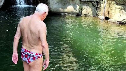 Giani si tuffa nel torrente Ciuffenna: il bagno del presidente toscano