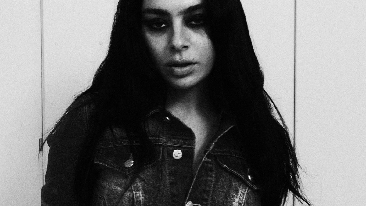 Charli XCX dichiara morto il dancefloor con Music, Fashion, Film