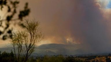 Incendio fuori controllo a Madrid, migliaia evacuate e pompieri superati