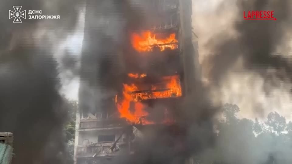 Attacco russo su Zaporizhzhia: raid su edificio residenziale, almeno 2 vittime