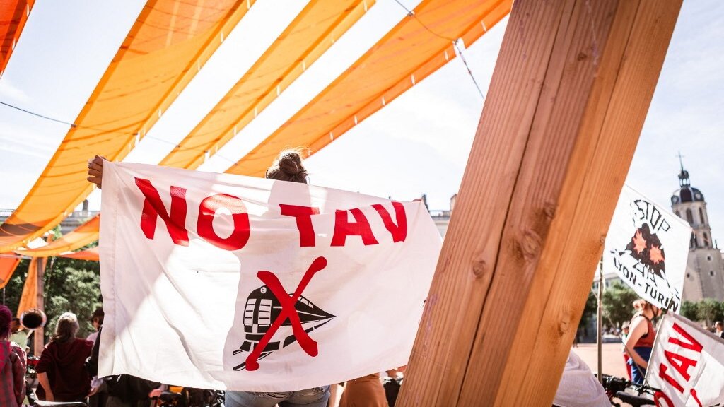 No Tav, scontri ai cantieri di San Didero e Chiomonte: camionette in fiamme