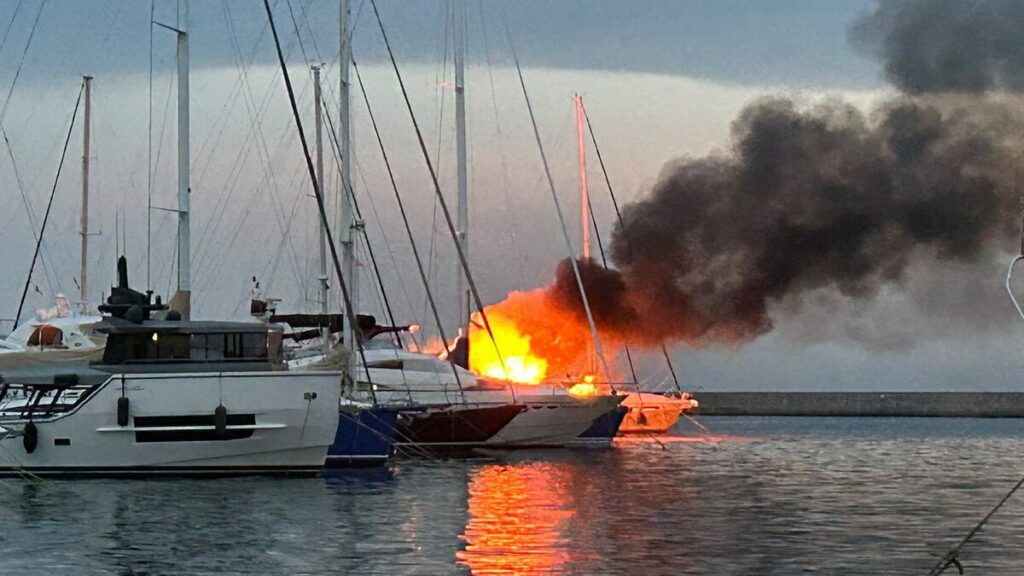 Incendio su yacht a Portosole, alta colonna di fumo visibile da lontano