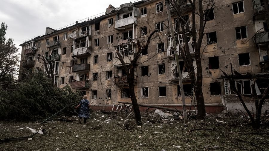 Attacco missilistico russo su Kiev, colpito palazzo residenziale di 18 piani
