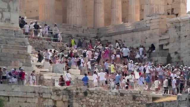 Caldo record ad Atene, turisti affrontano l’ondata di calore senza rinunce