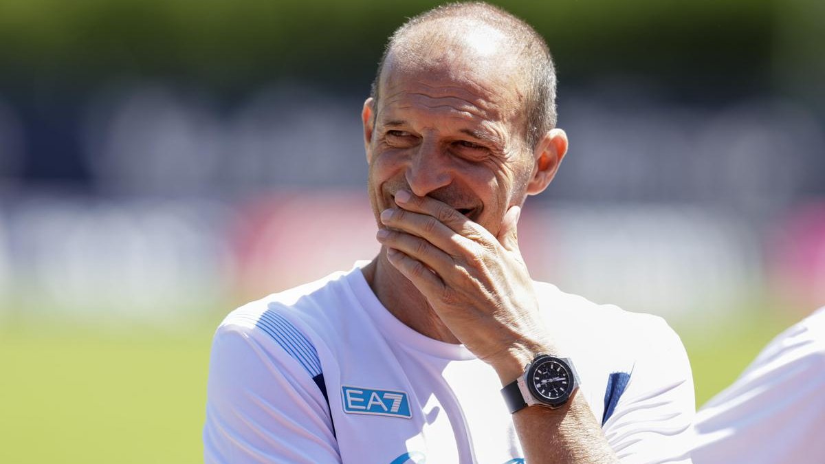 Napoli, “chi non salta juventino è”: la provocazione dei tifosi e Allegri