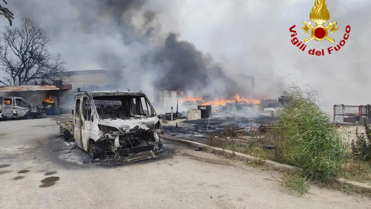 Incendio nella zona industriale di Termini Imerese, evacuati tre capannoni