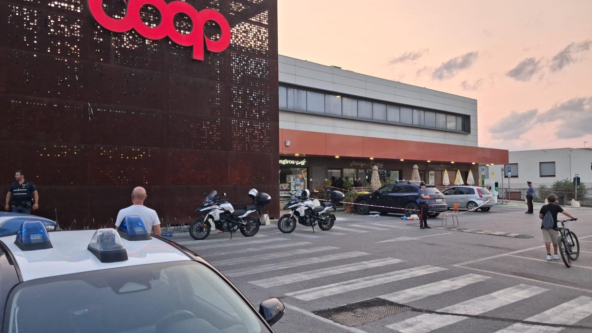 Minaccia i vigili con un coltello, agente gli spara davanti al supermercato