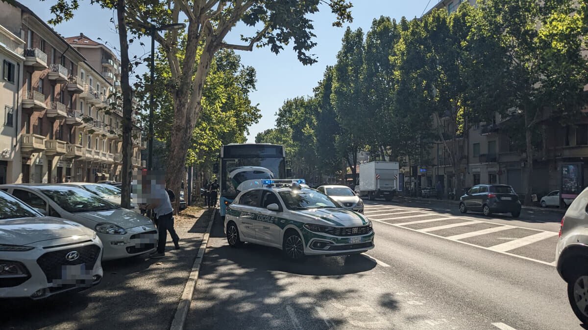 Incidente a Torino, sessantenne investito da autobus scendendo dal mezzo