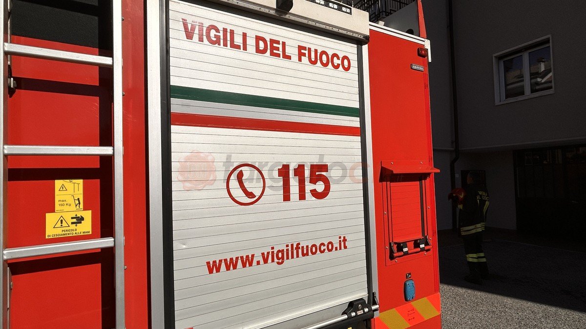 Incendio in carpenteria a Revello, personale domina le fiamme in tempo
