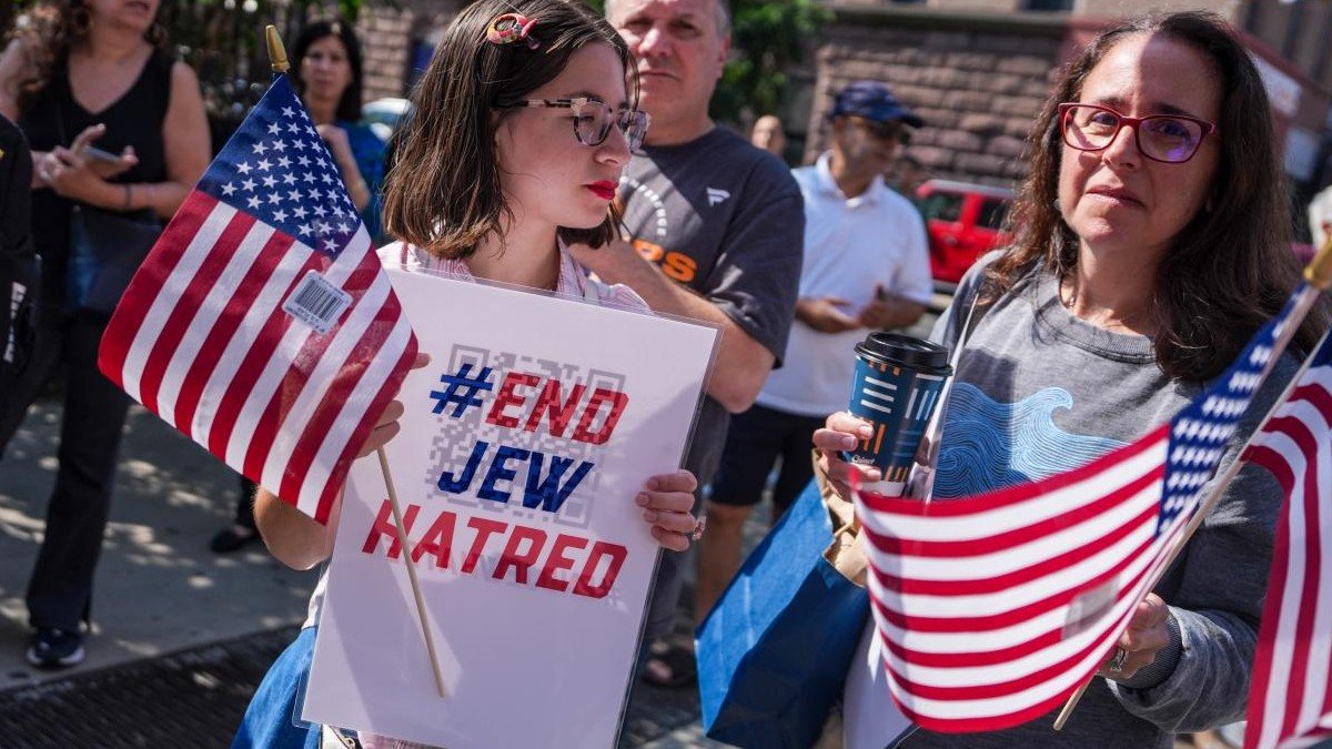 Tensioni tra sindaco di New York e comunità ebraica dopo accuse di antisemitismo