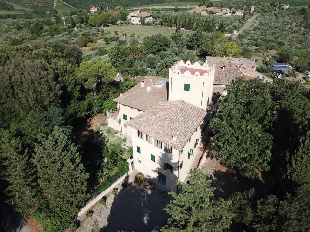 Proprietaria di B&B in Toscana difende bandiera palestinese e rifiuta accuse di antisemitismo