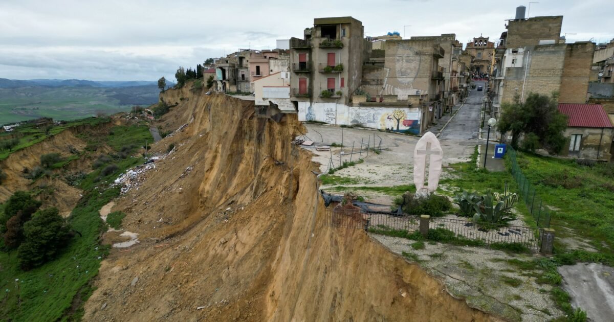 Bonus di 70mila euro per l’ingegnere indagato per la frana di Niscemi