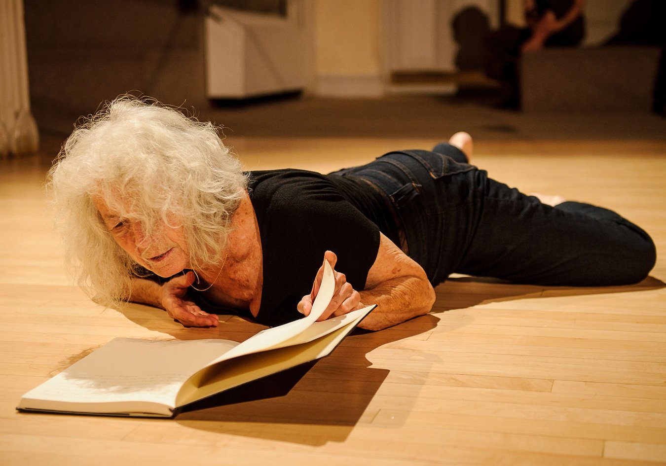 Simone Forti, l’artista che ridefinito il rapporto tra corpo e performance, è morta a 91 anni