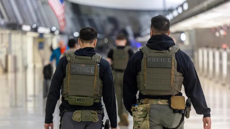 Ice, la campagna di arresti negli aeroporti USA continua senza sosta