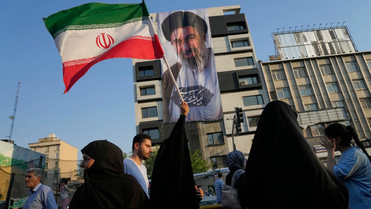 USA colpiscono decine di obiettivi iraniani in risposta a attacchi. Riad cerca alleanza per proteggere il Mar Rosso dagli Houthi