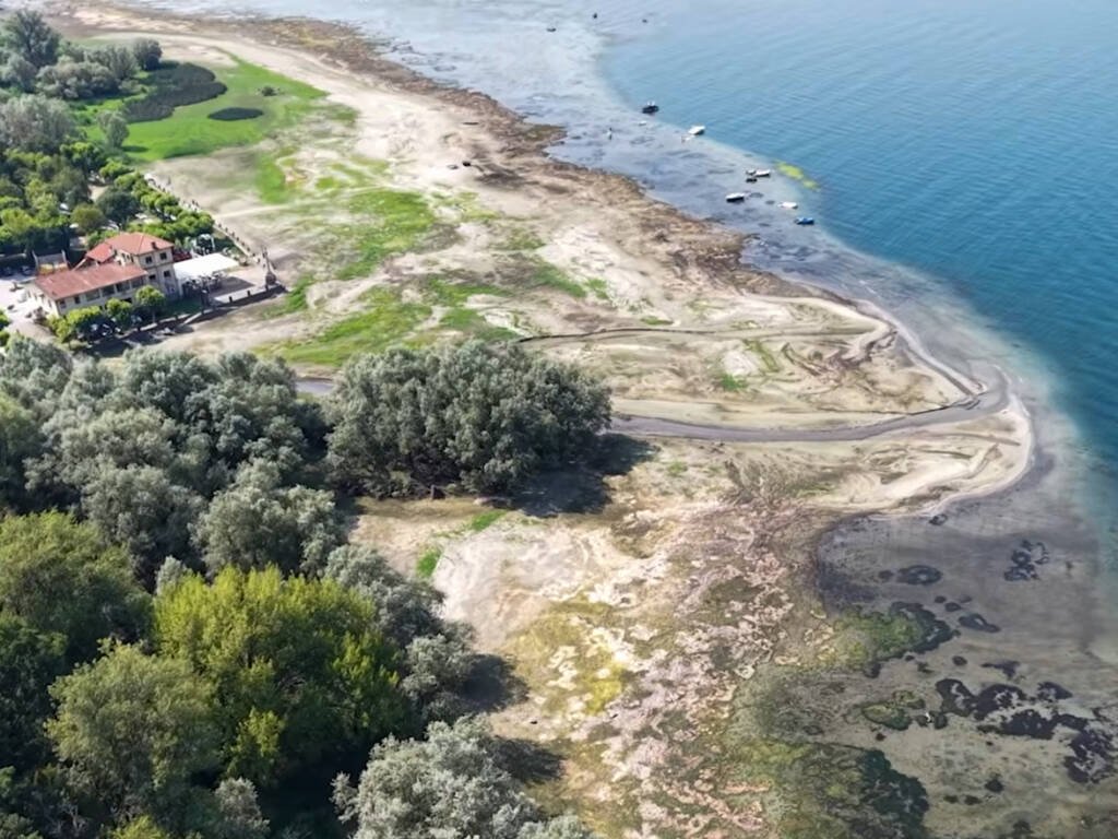 Lago Maggiore in secca: barche in secca e sassi che spuntano, la crisi idrica si fa sentire