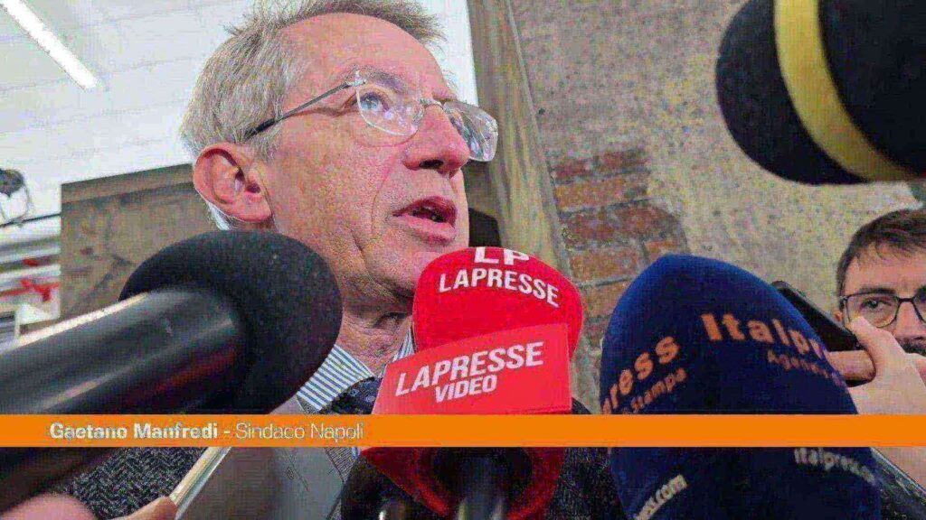 Orari più restrittivi per piazza Bellini, il sindaco Manfredi spiega la decisione