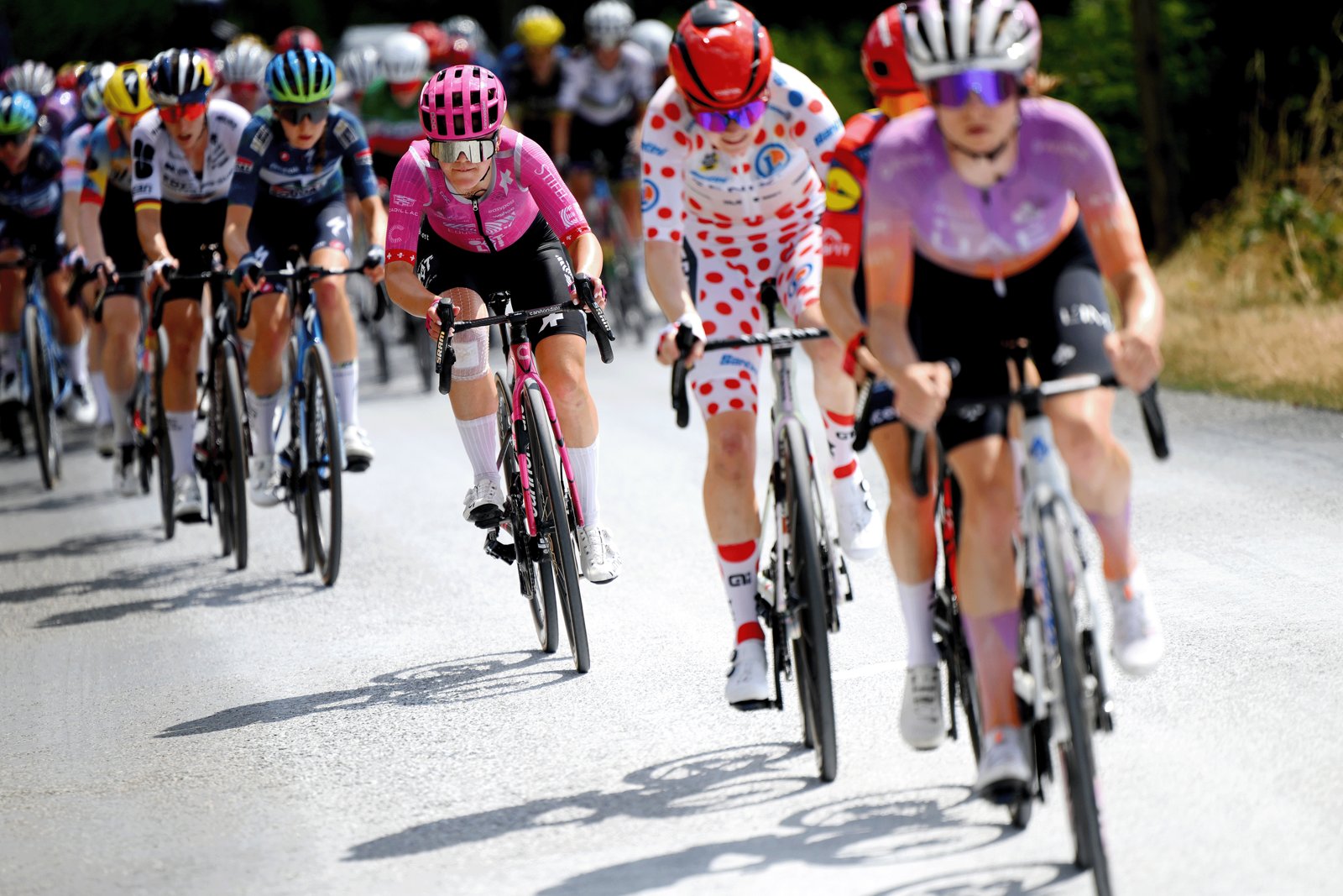 Noemi Rüegg cade durante incidente con bicicletta Shimano al Tour de France Femmes