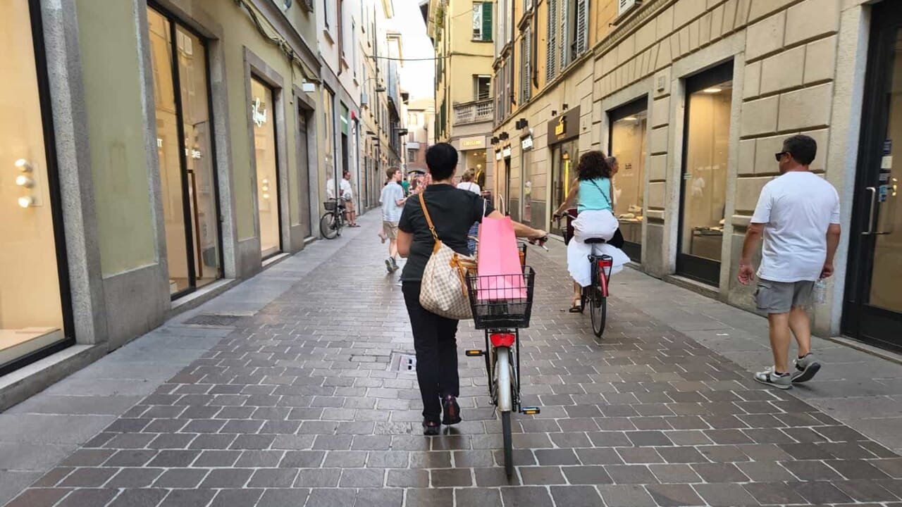 Nuove regole per il centro storico di Como: bici e monopattini dovranno andare a mano in aree pedonali