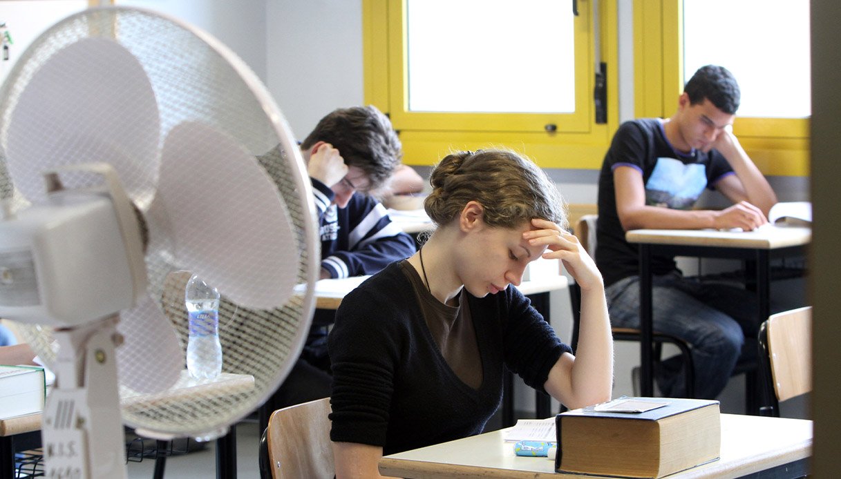 Caldo estremo e aule roventi: il rischio per le scuole in autunno e le soluzioni possibili