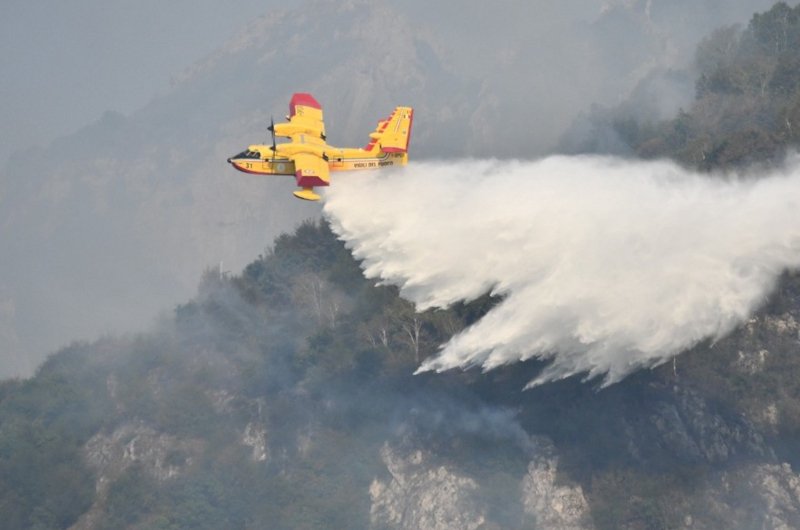 Incendio a Moregallo: vento riattiva i fronti, operano elicotteri e Canadair