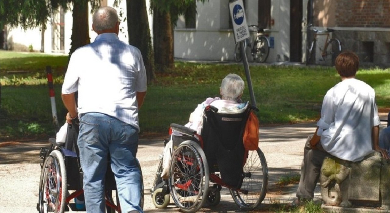 Anziani in casa di riposo con temperature di 33 gradi: famiglie segnalano condizioni critiche