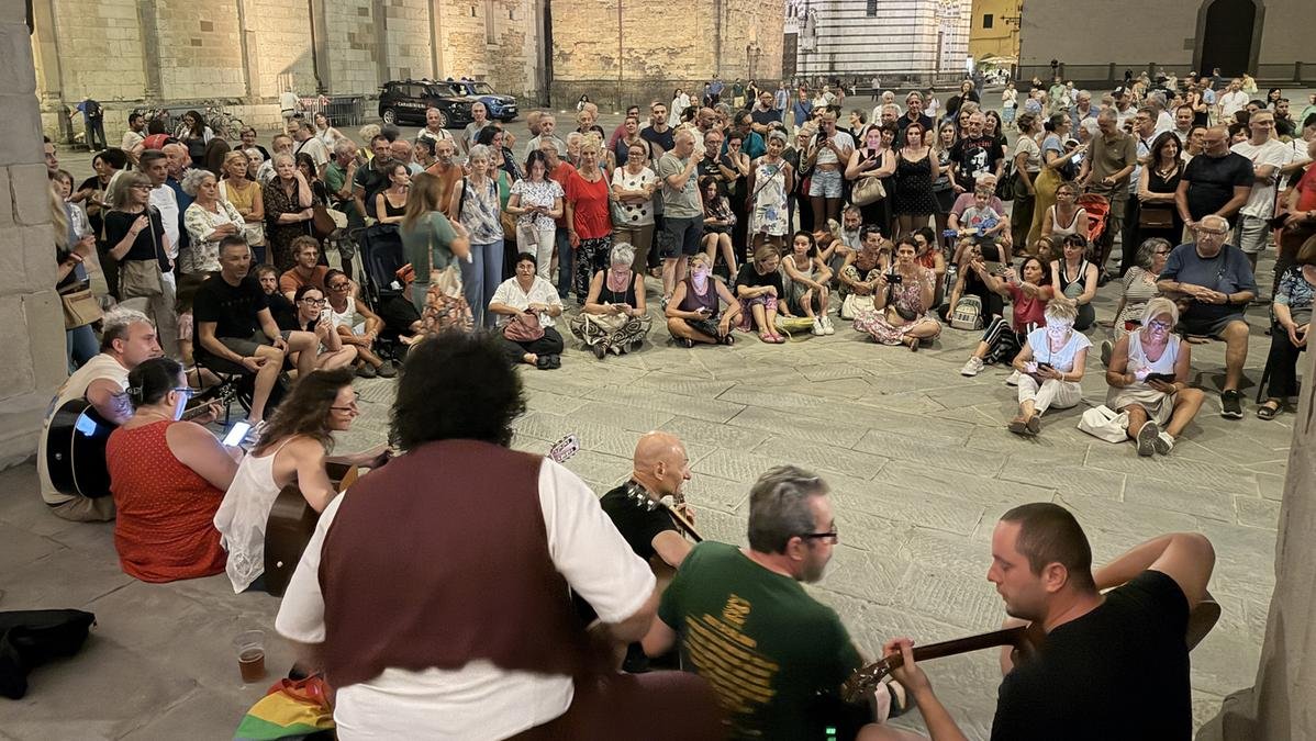 L’ultimo saluto di Pistoia a Francesco Guccini: chitarre, lacrime e la piazza canta i suoi successi
